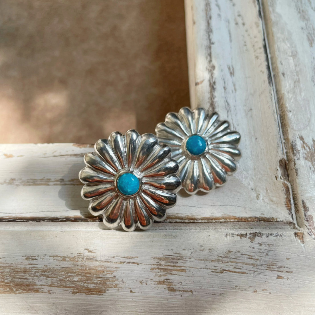 DAISY FLOWER STUD EARRINGS